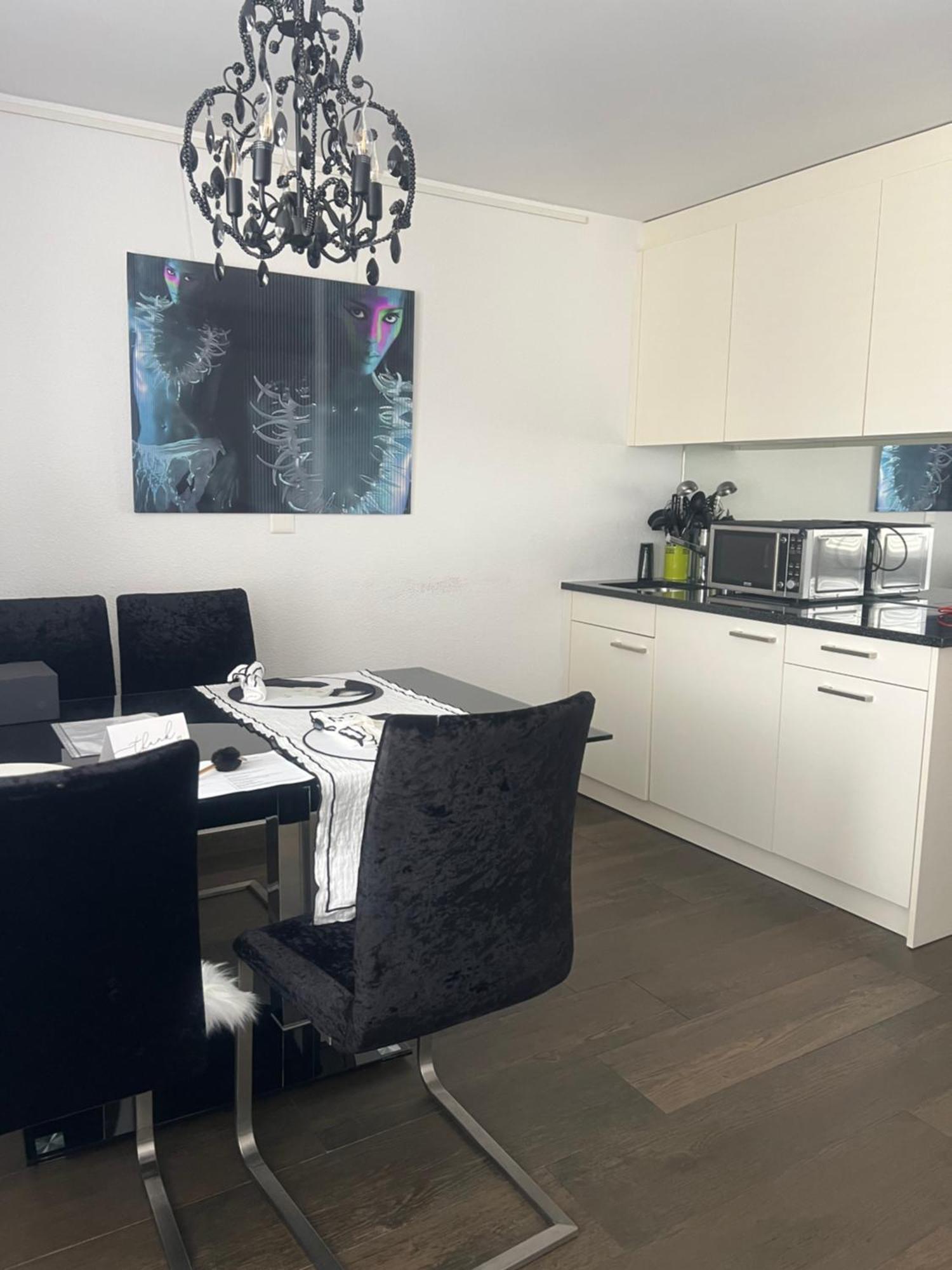 Studio Zurich Luaran gambar